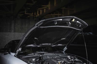 日産 フェアレディZ:ボンネットを開いた状態。軽量化への執念が見られるディテール処理だ
