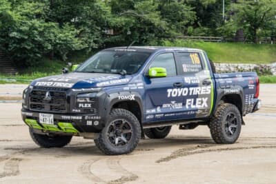 三菱 トライトン:2026年バージョンはボディのカラーリングが大幅に変更。これまでのベースはグレーだったが今回からは青系の濃紺に、アイアンマンのイメージカラーである黄緑を差した