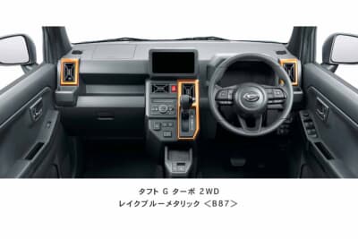 ダイハツ タフト:Gターボ 2WDのインパネ。オレンジの加飾がアクセントになっている