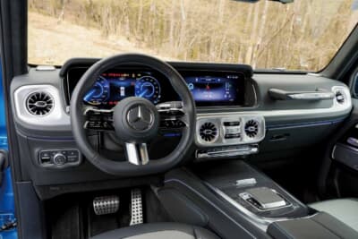 メルセデス・ベンツ G580:デジタルメーターとセンターディスプレイを備えた運転席まわり。従来のGクラスと大きく変わらないレイアウト