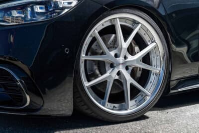 メルセデス・ベンツ S500:フロントのツイン5スポークハイパーフォージドホイール。細く端正なシルエットがプレミアムなスポーツムードを後押しする