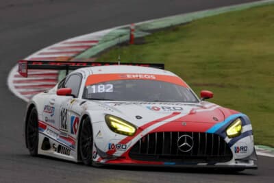 ウェットパッチが残るコースを走る#182 R ZERO Mercedes-AMG GT3