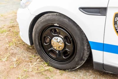 フォード ポリス・インターセプター・セダン：スチールホイールの奥には警察車両毒録の、強化サスペンション、大容量ブレーキが備えられる