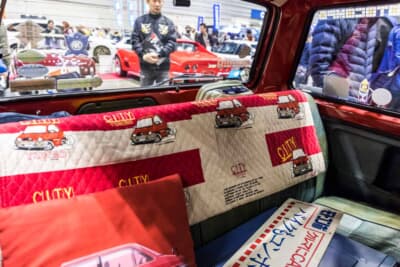 ホンダ シティ：「CITY TURBO」柄のシートカバーやクッション、看板などが並ぶオーナーこだわりの空間