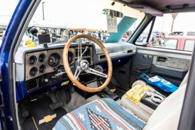 シボレー K5ブレーザー：木目ステアリングと多連メーターが並ぶ運転席まわり。4速オートマの純正レイアウトを残している