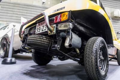 ダイハツ フェローバギィ：ローアングルで見るリアまわり。むき出しのマフラーと車体下に収めたスペアタイヤがレジャービークルらしい