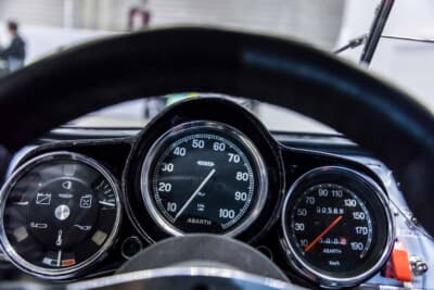フィアット アバルト1000TCR:JAEGER製3連メーター、中央に大径タコメーターを配置