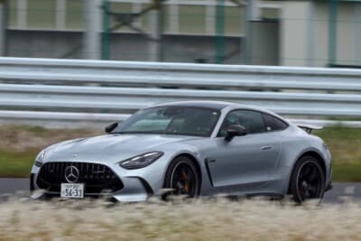 メルセデスAMG GT63 S E パフォーマンス：AMG 4MATIC＋が四輪をきれいに使い高速域でも路面に吸い付くように加速する