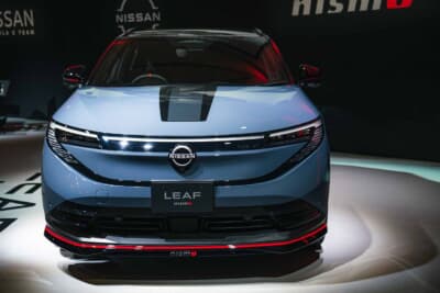 日産 リーフNISMO：ボンネットに配されたブラックのグラフィックがスポーティさを強調する