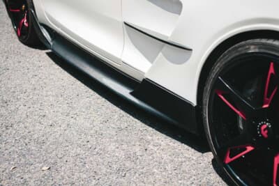 メルセデス・ベンツ AMG GT：スポイラー形状のカーボンサイドステップとサイドスリットで引き締まったサイドライン