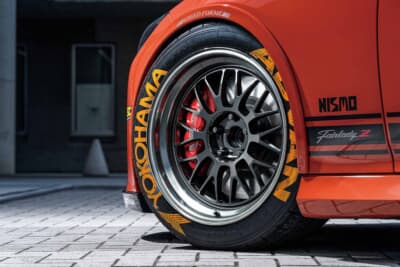 日産 フェアレディZ:ブラックのフォージドホイールと赤キャリパーがオレンジボディに映える。フェンダーはシンプルなデザインを採用