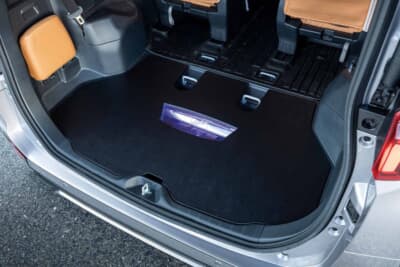 トヨタ ヴォクシー:ラゲッジ下にはエアサスのタンクを収納し実用性とファミリーカーの機能を両立している