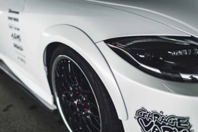 日産 フェアレディZ：車検対応の片側9mm出幅を持つローフォルムフェンダーがタイヤとの一体感を演出
