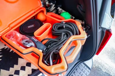 トヨタ ランドクルーザー250：サイドのロトパックスのボックスを開けるとご覧のとおり。リードやおもちゃなどが収納される