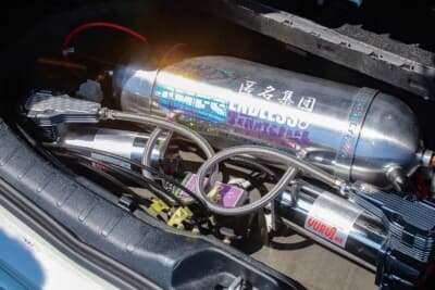 トヨタ ヴォクシー：カズサス製エアサスにコンプレッサーを2基掛けしラゲッジにタンクを設置