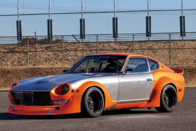 日産 フェアレディZ:オーバーフェンダーを装着しサーキットを走るオレンジ×シルバーのカスタム車両