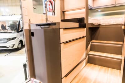 ニースマン・ビショフ iSmove 6.9 E：シンプルな見た目のキッチン。シンク下には引き出し式冷蔵庫を備え、カウンターは拡張できる