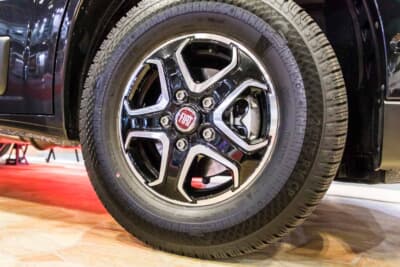 フィアット デュカト NUTS フォルトナ アーバンエディション:FIATロゴ入りセンターキャップを備えた純正アルミホイールと225/75R16のタイヤ