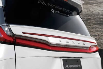 レクサス LM500h：リアゲート上部のゲートウイング。のっぺり感に締まりを与え、LEXUSロゴまわりの造形と調和させた