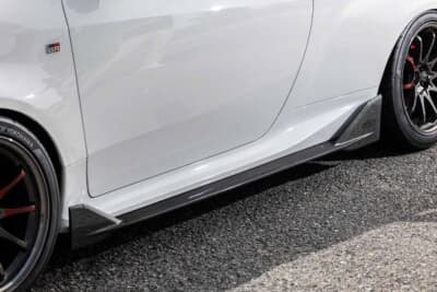 トヨタ GRヤリス：ボンネット裏にはメッシュを備えた導風構造、adroロゴが刻まれた高精度な成形