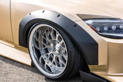 日産 フェアレディZ:フロントには交換タイプのフェンダーを採用。旧車のカスタムカルチャーにインスピレーションを受けたデザインだ