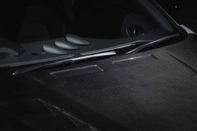 日産 フェアレディZ:ボンネットの窓側にはディンプル型のアクセントが設けられ、スポーティなイメージだ