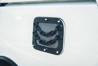 トヨタ ノア:チェーン×ダミーピアス付きのカバーを装着。他のカスタムとの統一感も計る
