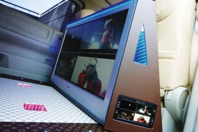 日産 エルグランド:リムジンシートで眺めるモニターは40インチ。モニターを固定する台にもLEDホールやモニターを施した