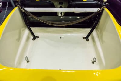 ダイハツ フェローバギィ：白いFRPのオープンベッド。150kgの積載を許容する荷台が軽トラック登録の根拠になっている
