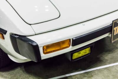 マツダ RX-7：オリジナル新車当時の黄色いフォグランプ、1978年登場の初代型SA22の特徴的なフロントデザイン