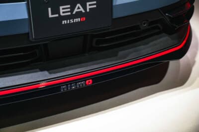日産 リーフNISMO：フロントリップに配されたnismoロゴと車体を貫くレッドアクセント