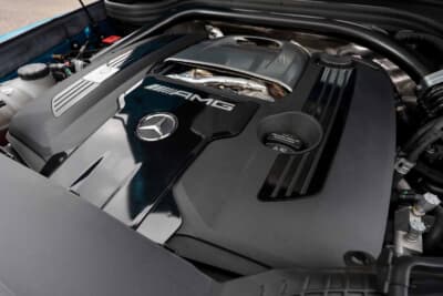 メルセデスAMG G63：585PSを絞り出す4リッターV8ツインターボユニット、AMGロゴが刻まれたエンジンカバー