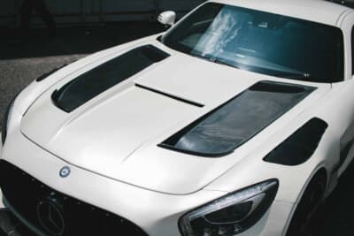 メルセデス・ベンツ AMG GT：Black Series同様にカーボンダクトを配したボンネットとフェンダーをボディ同色で統一