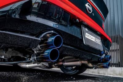 日産 フェアレディZ：チタンブルーに輝くマフラーテールが片側縦2連で並び強烈なインパクトを放つ