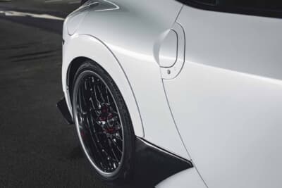 日産 フェアレディZ：ガレージベリーのステッカーが誇らしげに輝くフェンダー周りとヘッドライトの艶やかな仕上がり