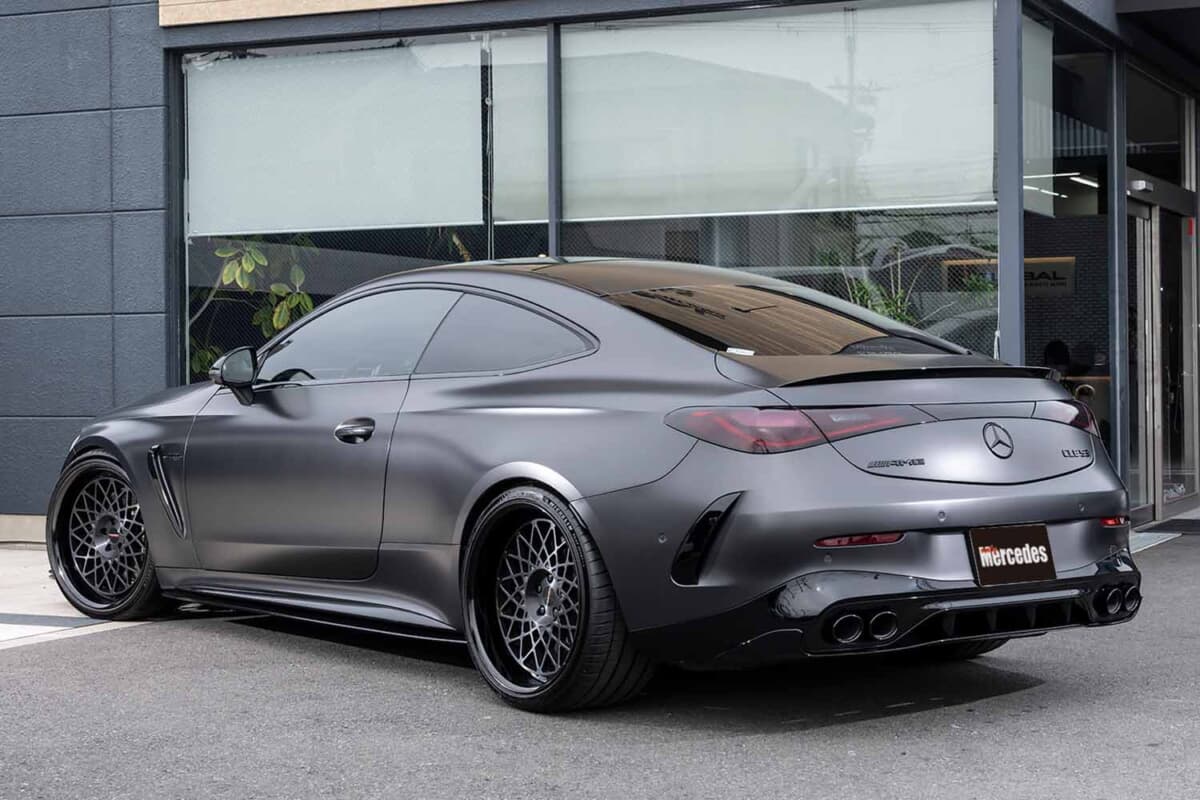 メルセデスAMG CLE53：本国オプションのトランクスポイラーとロングタイプのリアアンダーで整えた後まわり
