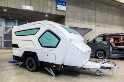 ダイレクトカーズ Aquila360N:会場ホール4で見せた牽引姿勢の全体像。流線型ボディとカプラーまでが一体感を持つ