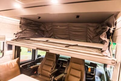 ニースマン・ビショフ iSmove 6.9 E：運転席上に格納された手動昇降式のダブルサイズリフトベッド。落下防止ネットも装備する