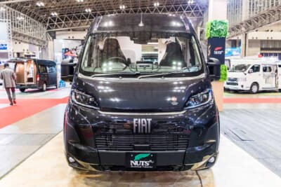 フィアット デュカト NUTS フォルトナ アーバンエディション:FIATとDUCATOのロゴが入ったフロントマスクを正面から捉えたメタリックブラックの展示車両