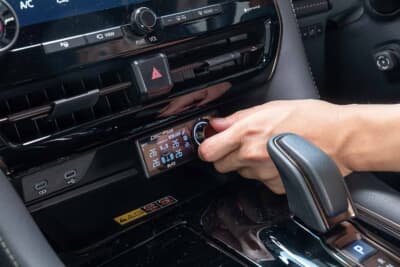 ブリッツ ダンパーZZ-R L SpecDSC Plus:車内に設置したコントローラー。乗車人数や走行状態に応じて減衰力を自動で最適化するフルオートモードを備える