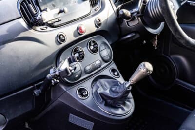 アバルト 595：メタリックなシフトノブを備えたセンターコンソール。着脱式ステアリングと組み合わせ操作系を自分仕様に仕立てる