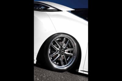 レクサス LM500h：アミスタット「ライエンT025」の21インチ。2×5ツインスポークと2列のダブルピアスが上質な立体感を生む