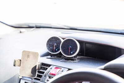 スバル WRX STI:デフィ製の追加メーターをダッシュ上に2連装備。ブースト圧など走行中の情報をしっかり把握する