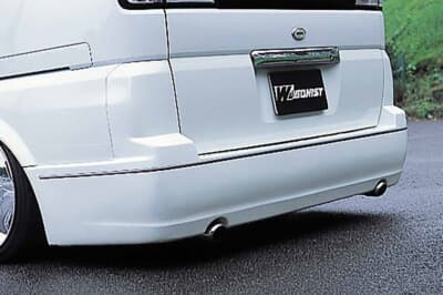 E50 エルグランド:丸みを持たせたシックなリアバンパーは、ボトムライン手前にラインを刻むなど、動きのあるデザインを採用 。マフラーはヴァルド製