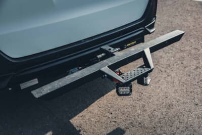 トヨタ ノア:ヒッチメンバーに大型のステップバーを装着。HikariWingsのワークライトも備える