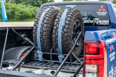 三菱 トライトン:タイヤはトーヨータイヤのオープンカントリーR/Tトレイル。「コントロール性がすごく良くてどんな状況でもグリップ力を感じられる」と川畑ドライバーも絶賛