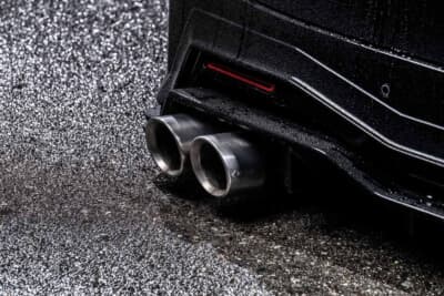 トヨタ ヴェルファイア30系:厚みのある双円形エキゾーストパイプもクールレーシング製。中間パイプには開閉バルブをワンオフ装着した