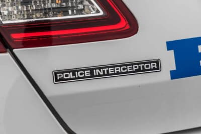 フォード ポリス・インターセプター・セダン：ナンバープレート下に「POLICE INTERCEPTOR」の銘板。フォードのクラウンビクトリア後継モデルとしての位置付けを示す