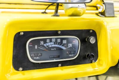 ダイハツ フェローバギィ：シンプルな機械式メーター。120km/hまでの目盛りと燃料計のみという当時のレジャー用途に十分な構成