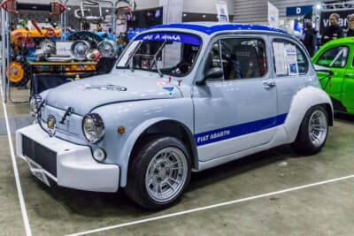 フィアット アバルト1000TCR:ホワイトとブルーのツートンで仕上げられた。フロントエアダムの張り出しが際立つ